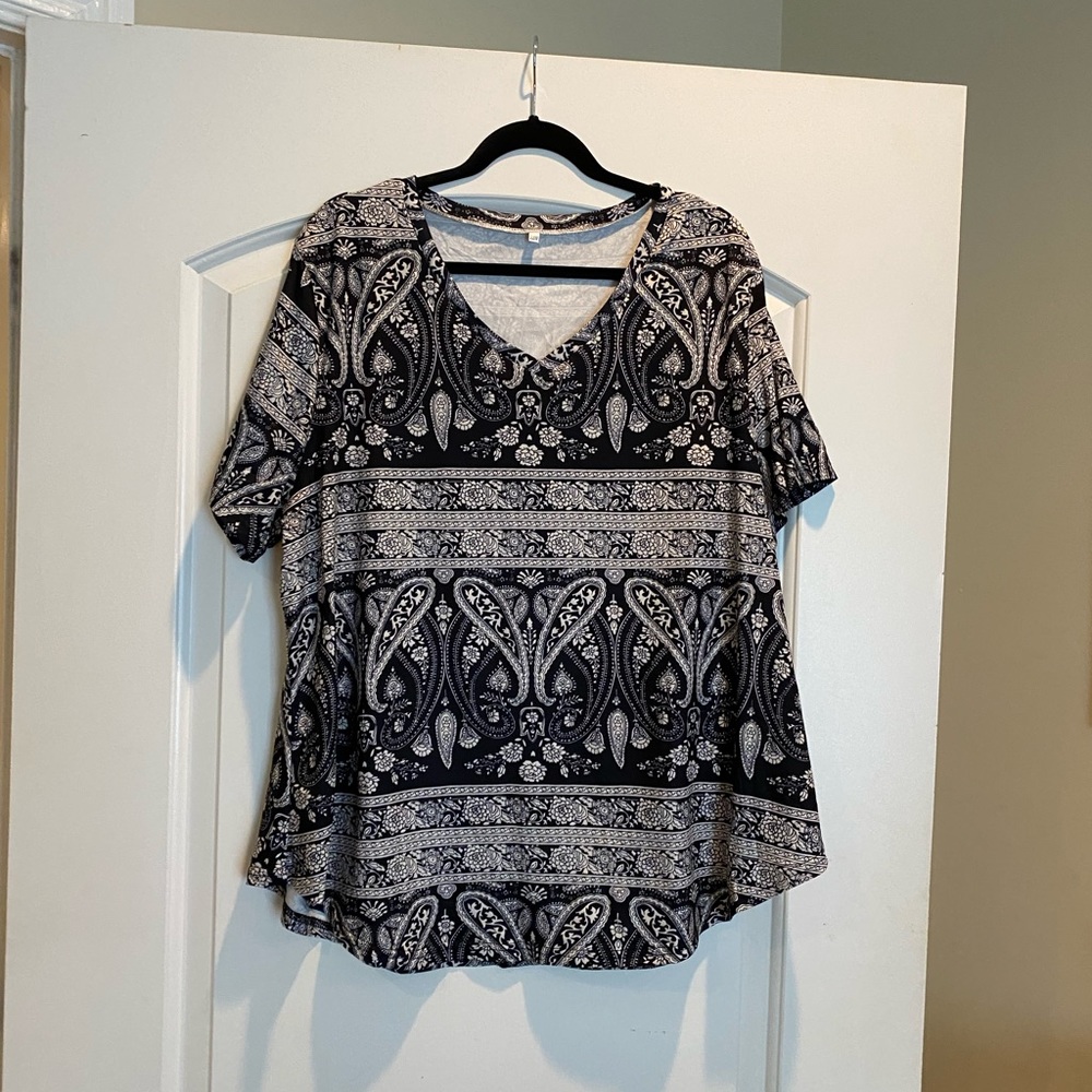 Women’s size 22W lightweight blouse.